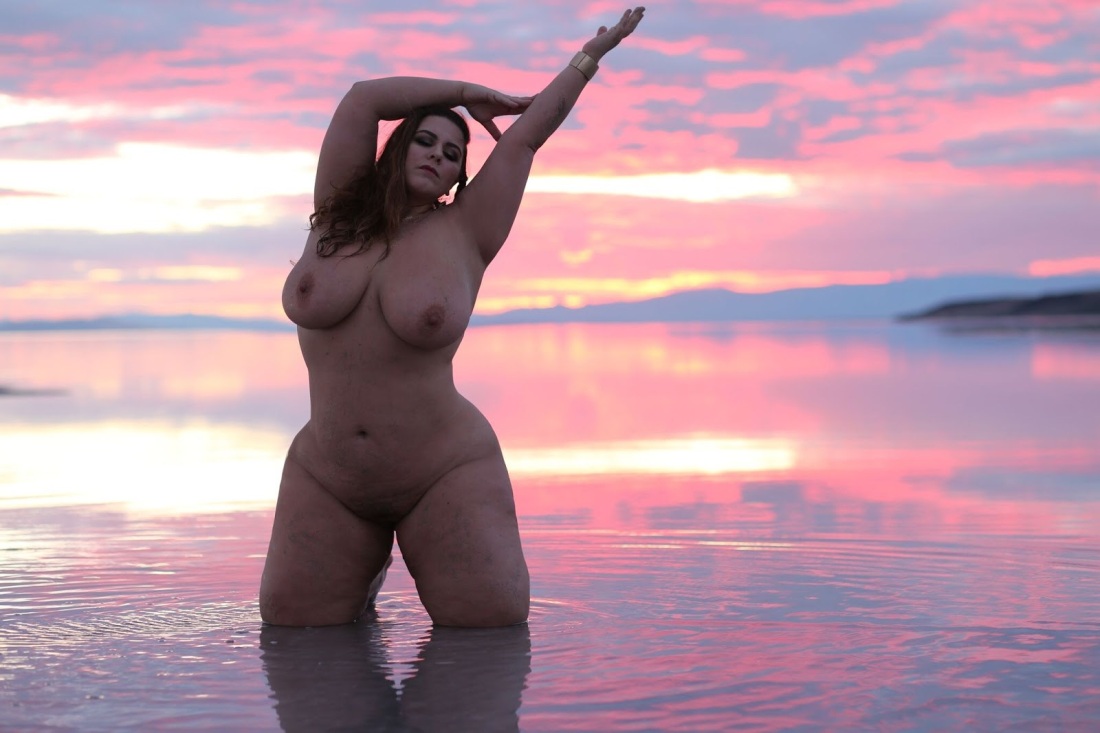 Мишель Мендес плюс сайз голая