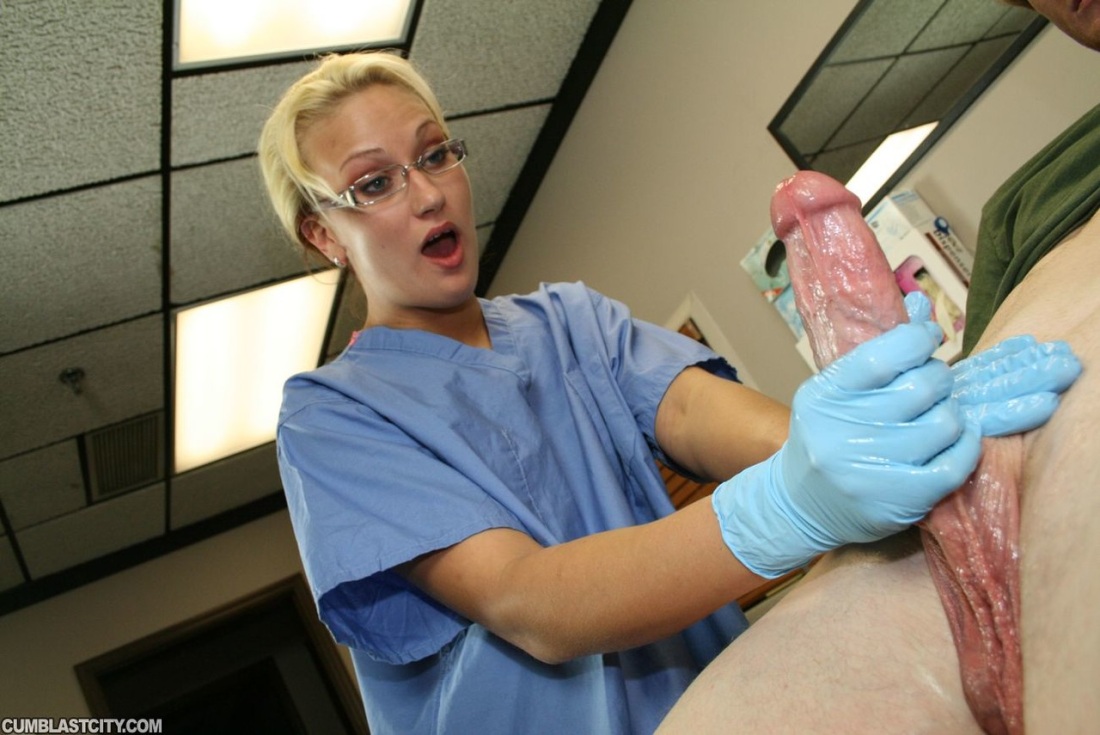 Медсестра осматривает член