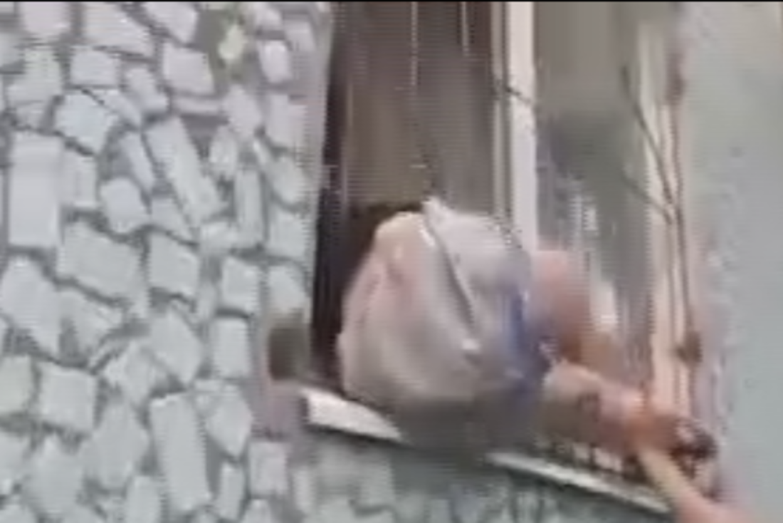 Китаянка застряла в решетке