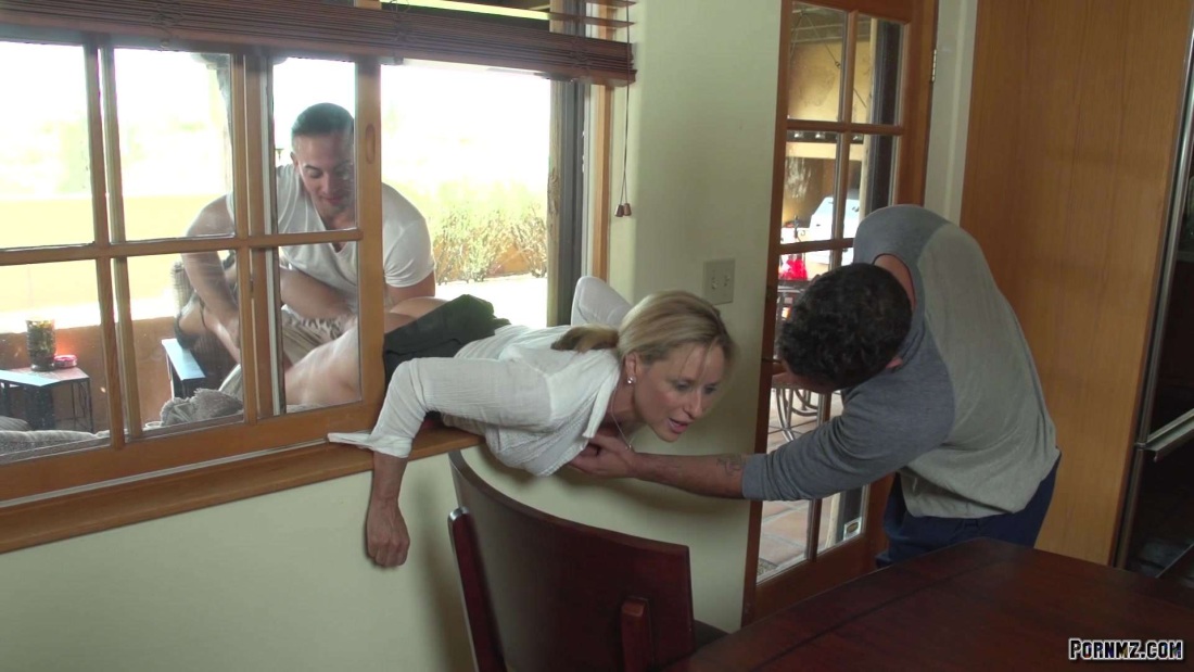 Отымели застрявшую в окне